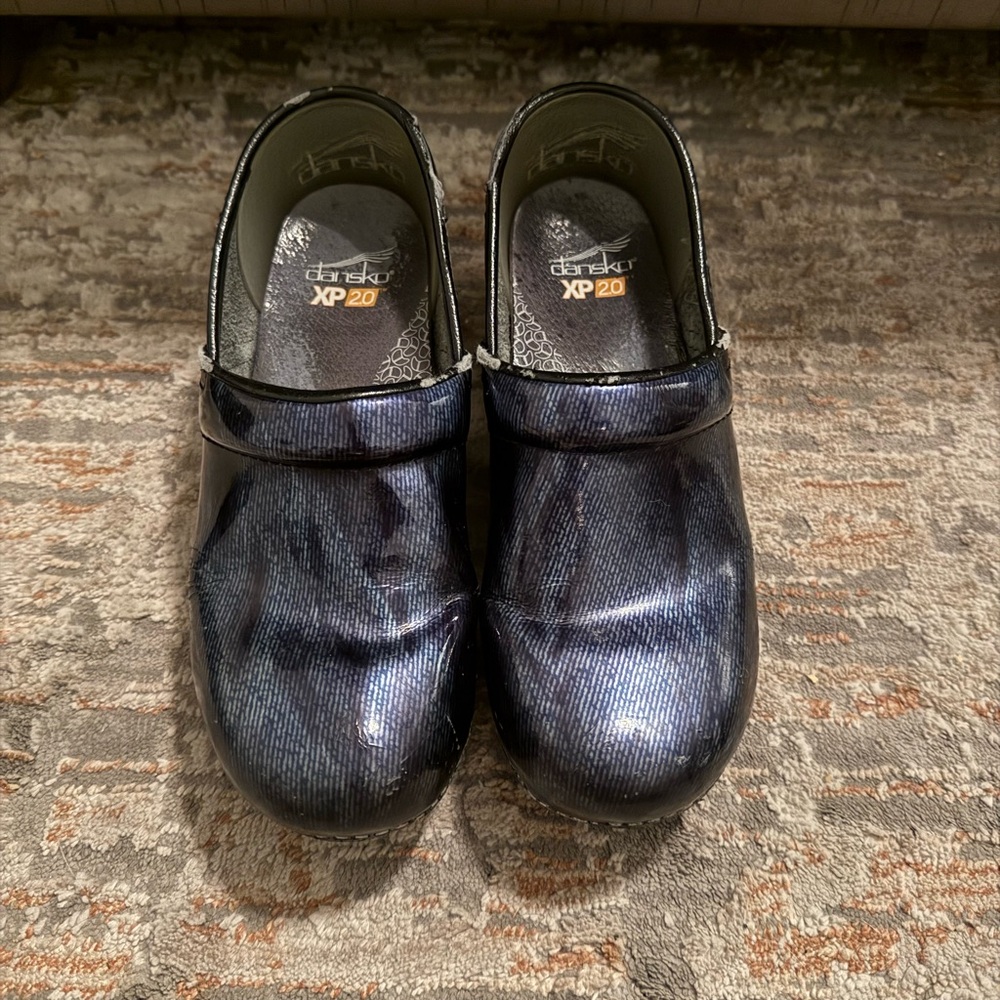 Dansko XP 2.0 Shiny Black and Blue Clogs Size 38 Women’s Size 7.5-8